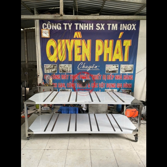 Bàn 2 tầng có bánh xe