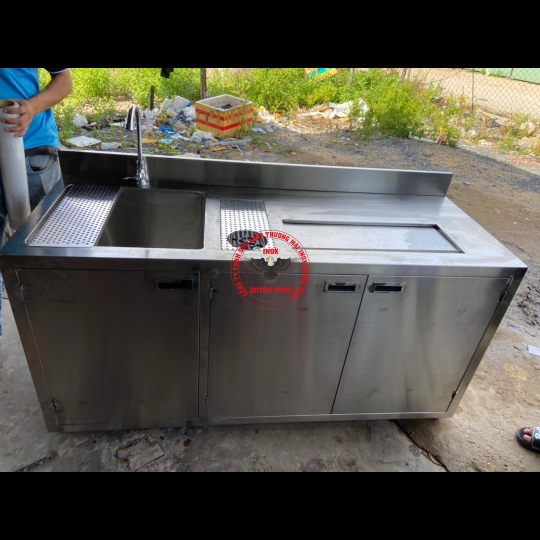 Quầy pha chế có vòi tráng ly